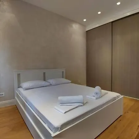 Center Lux 2