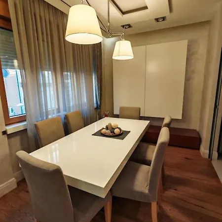 Center Lux 2 بلغراد